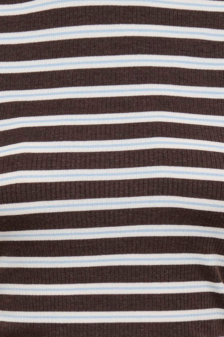 Bruine gestreepte korte mouw T-shirt van ONLY® met witte en lichtblauwe horizontale strepen, ribbelstructuur, close-up detail