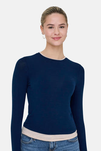 T-shirt bleu à manches longues de ONLY®, porté avec un jean.