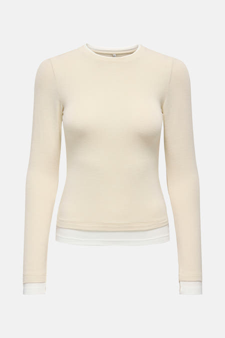 T-shirt écru à manches longues de ONLY, avec une sous-couche blanche visible sur le col et les manchettes.