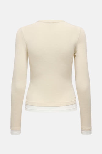 Ecru T-shirt met lange mouwen van ONLY, met een witte onderlaag zichtbaar aan de zoom en manchetten.