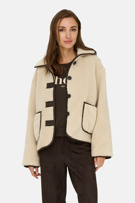 Mauve courte veste de JDY, avec des accents marrons et une fermeture à boutons.