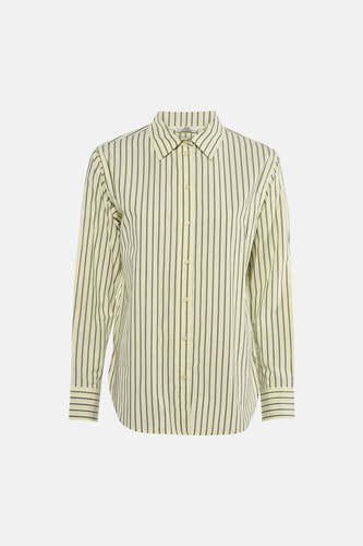 Chemise verte rayée à manches longues de JDY, portée avec un pantalon noir et des escarpins noirs.