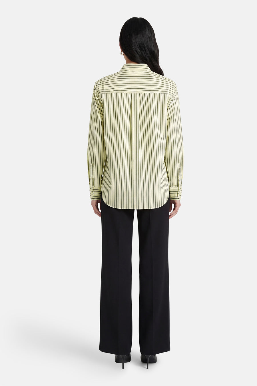 Chemise verte rayée à manches longues de JDY, vue de dos avec un pantalon noir.