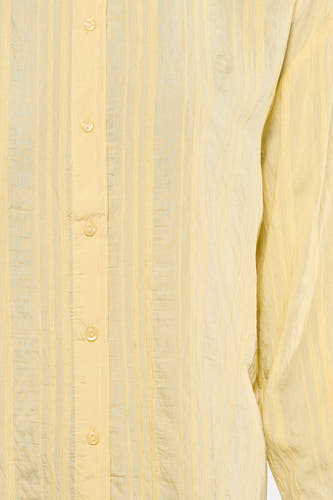 Chemise jaune à manches longues de JDY, avec rayures verticales et fermeture boutonnée.