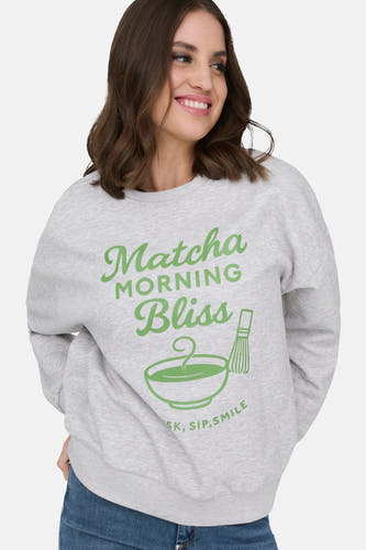 Pull gris ONLY® avec imprimé vert et coupe décontractée, porté avec un jean bleu.