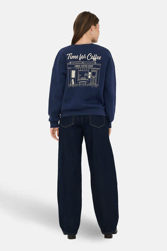 Pull bleu à col rond de ONLY, avec un imprimé de café au dos.