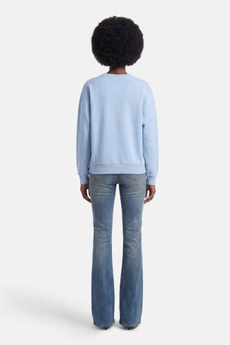 Pull bleu à col rond de ONLY, vu de dos, combiné avec un jean.