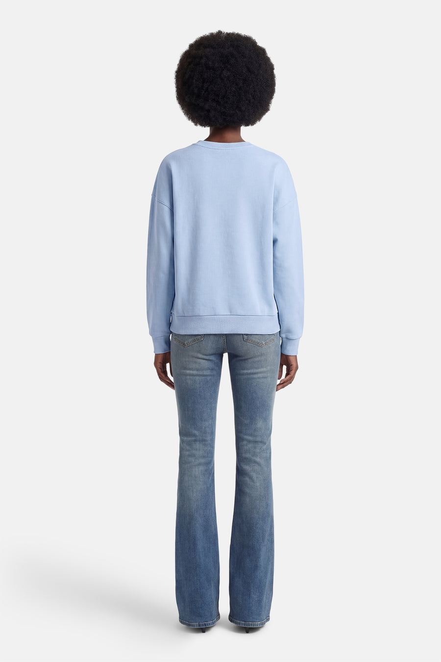 Pull bleu à col rond de ONLY, vu de dos, combiné avec un jean.