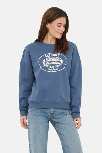 Pull bleu à col rond de ONLY, avec imprimé sardines, à combiner avec un jean et des chaussures blanches.