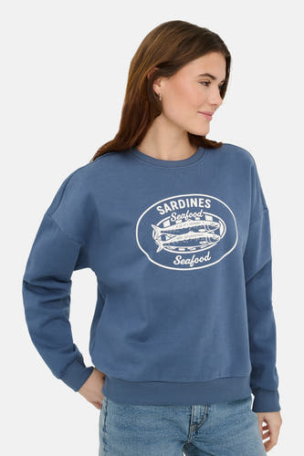 Pull bleu ONLY® à col rond avec un imprimé blanc de sardines et 'seafood'.