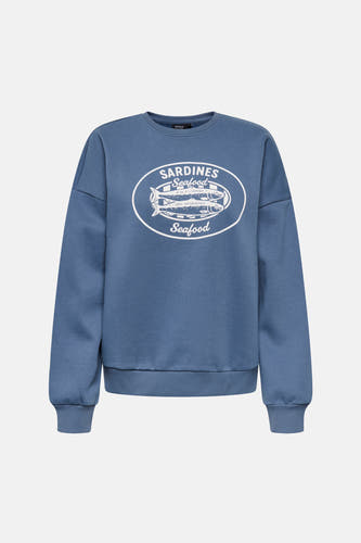 Pull bleu à col rond de ONLY, avec un imprimé graphique de sardines et le texte 'Seafood'.