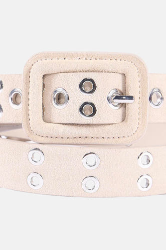 Ecru riem van ONLY met zilverkleurige ringen en een vierkante gesp.
