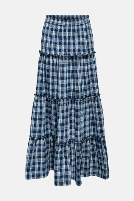 Longue robe bleue d'ONLY, avec des volants et un motif à carreaux bleu.