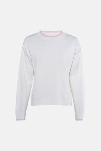 Witte trui met ronde hals van JDY, met roze afwerking aan de halslijn, schouders en manchetten.
