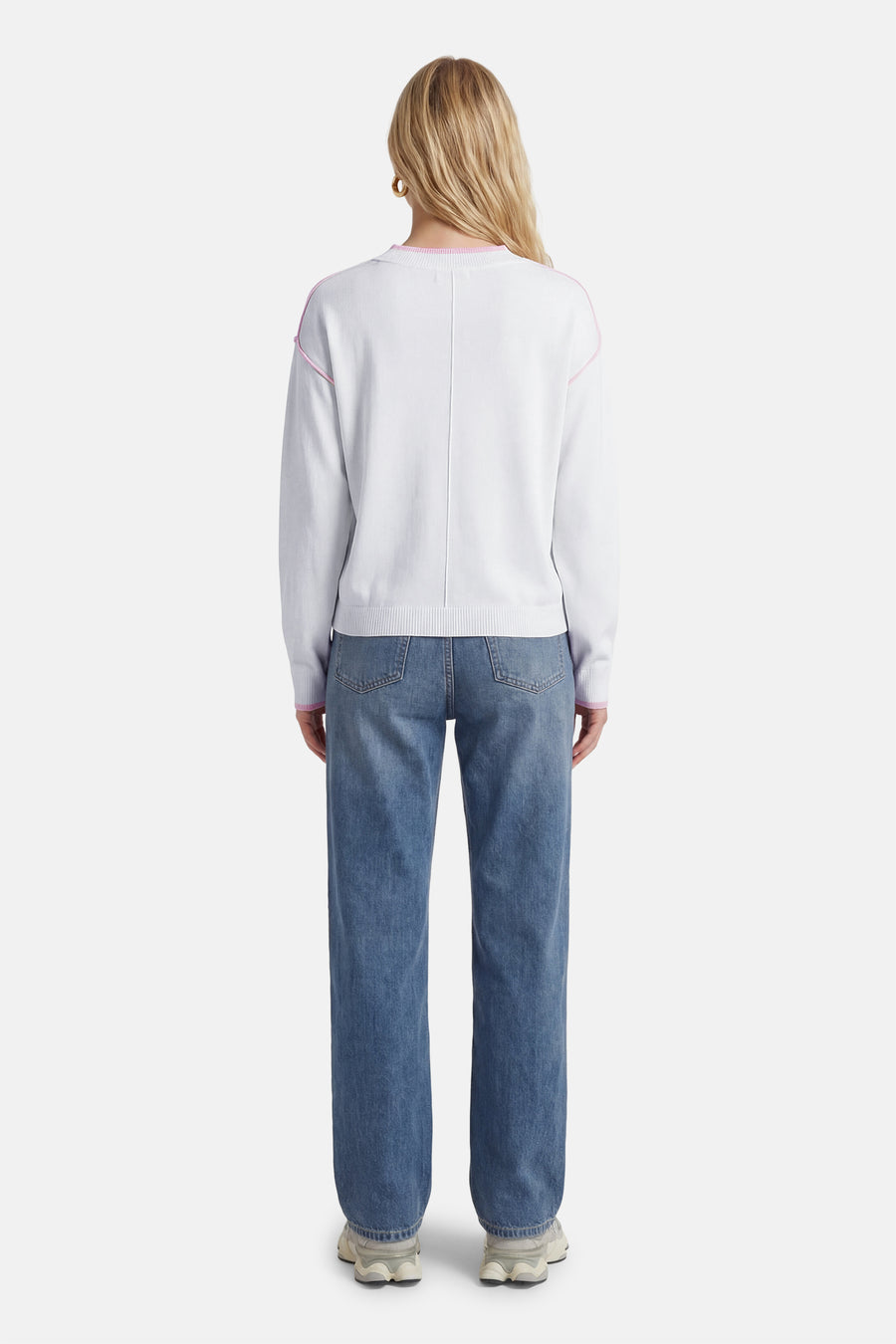 Pull blanc à col rond de JDY, avec détails roses le long de l'épaule et jean droit.