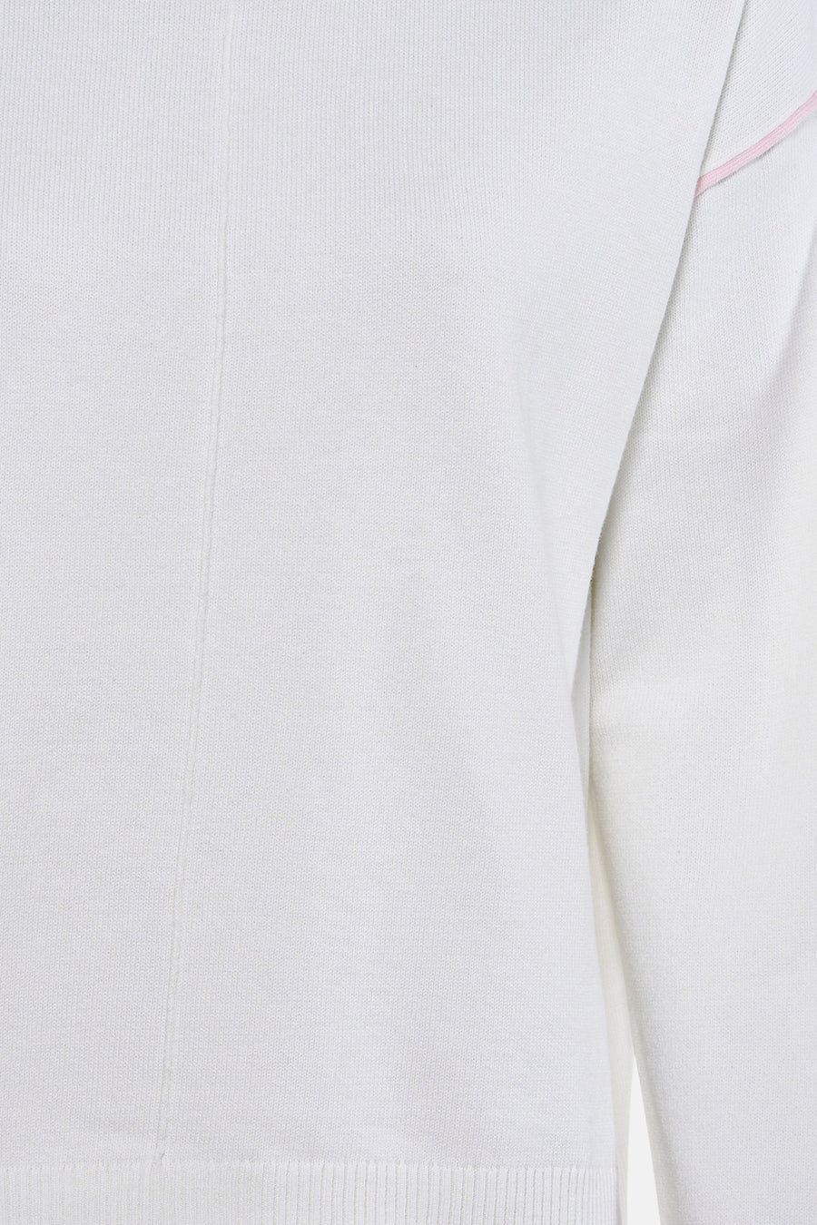 Pull blanc à col rond de JDY, avec une texture tricotée fine et un accent rose sur l'épaule.
