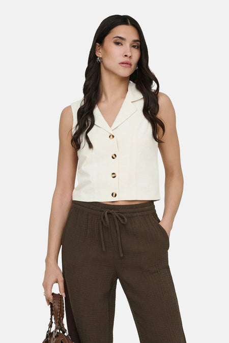 Blazer beige de JDY avec fermeture à boutons, combiné avec un pantalon ample et un sac marron.
