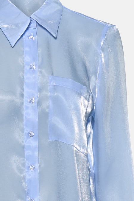 Chemise bleue brillante à manches longues de ONLY, avec une poche poitrine et une fermeture boutonnée.