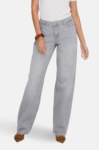 Jean droit gris clair de JDY, associé à un t-shirt blanc et des chaussures marrons.