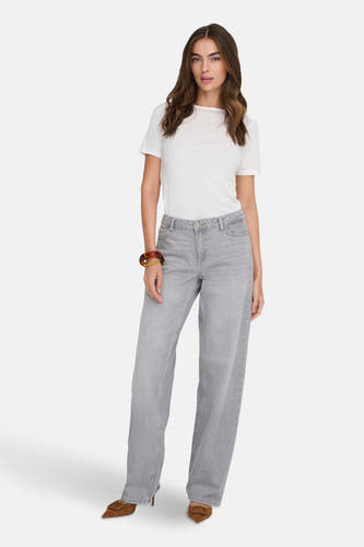 Lichtgrijze straight jeans van JDY, met een witte t-shirt en bruine schoenen.