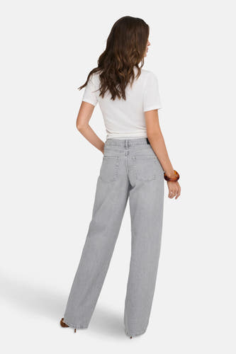 Jean droit gris clair de JDY, vu de derrière, avec un T-shirt blanc et un bracelet marron.