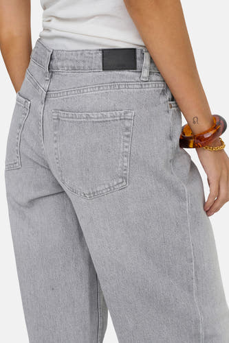 Jean droit gris clair de JDY, avec des poches arrière et une étiquette de marque à l'arrière.