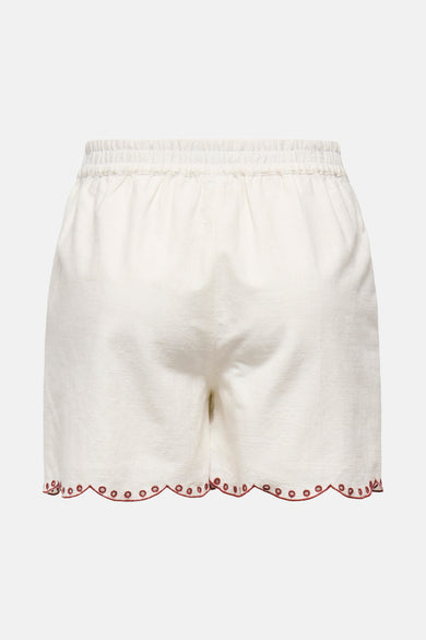 Witte short van JDY met elastische tailleband en rode broderie aan de zoom.
