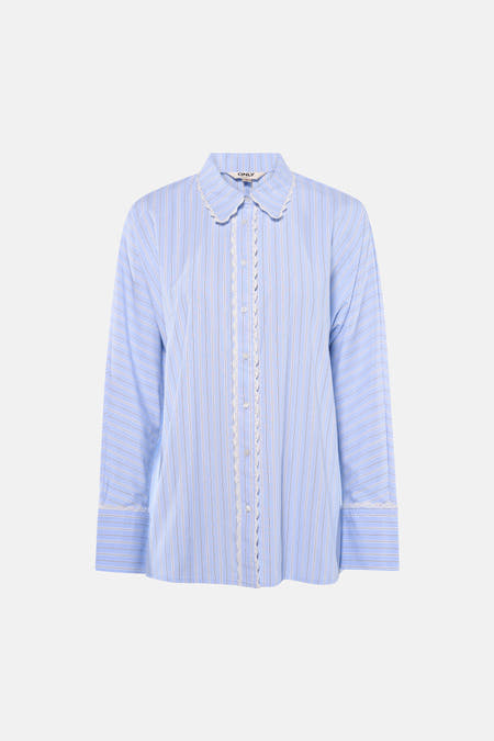 Chemise bleue à manches longues ONLY, avec rayures verticales et détails en dentelle au col et aux poignets.