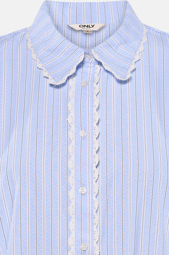 Chemise rayée bleue à manches longues de ONLY, finie avec des détails en dentelle le long du col et de la patte de boutonnage.