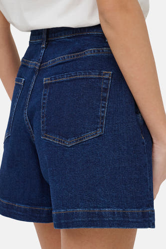 Short en jean bleu marine de JDY, avec poches arrière droites et coutures marron.
