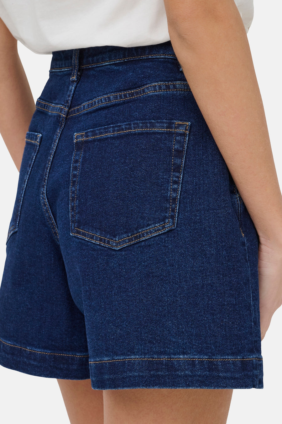 Short en jean bleu marine de JDY, avec poches arrière droites et coutures marron.