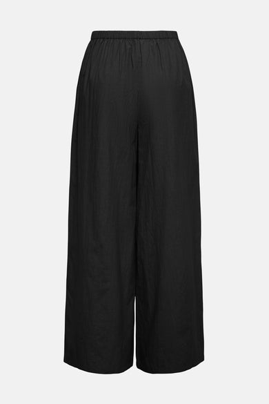 Zwarte broek van JDY, met een elastische tailleband en een kreukelige textuur.