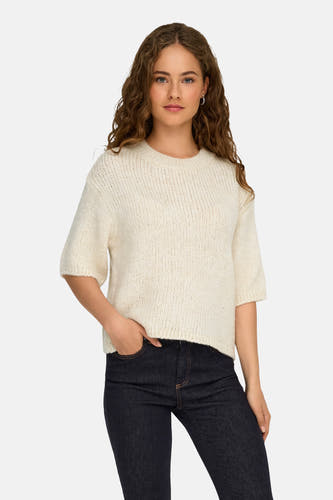 Tunique écru avec col rond de JDY, à manches courtes et portée avec des jeans foncés.
