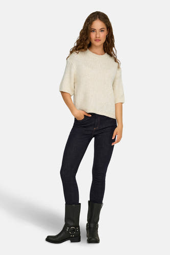 Blouse écru ronde en col JDY, portée avec des jeans noirs et des bottes noires à boucles.