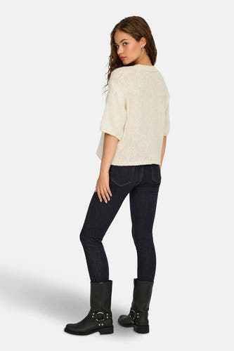 Couleur écru, veste avec col rond de JDY, vue de derrière, associée à des jeans foncés et des bottes noires.