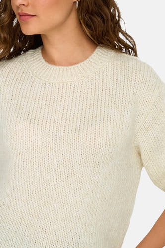 T-shirt écru avec col rond de JDY, gros plan avec texture à carreaux et un anneau d'oreille en argent.