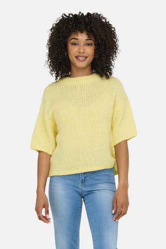 Sweat-shirt jaune avec col rond de JDY, associé à un jean bleu à détails et des des desues.