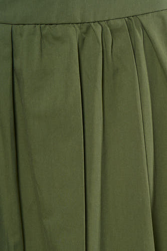 Jupe verte ONLY, avec des plis et une couleur unie.