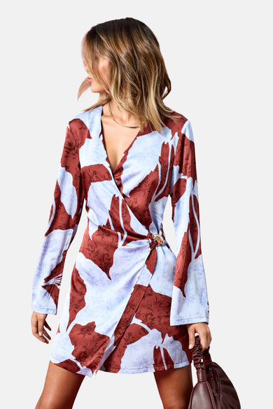 Robe multicolore à manches longues ONLY, avec motif floral et détail d'anneau doré.