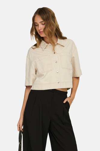 Chemise écru à manches courtes de ONLY, avec fermeture boutonnée et poches plaquées.