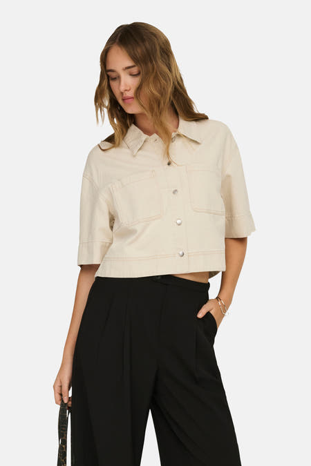 Chemise écru à manches courtes de ONLY, avec fermeture boutonnée et poches plaquées.