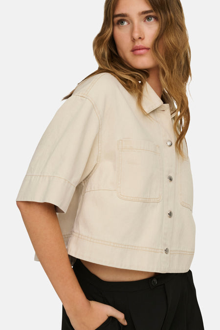Chemise écru à manches courtes ONLY, avec fermeture boutonnée et poches plaquées.