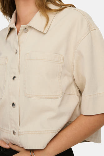 Chemise écru à manches courtes ONLY, avec fermeture boutonnée et poches poitrine.