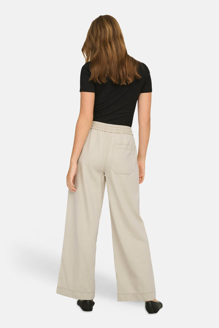 Pantalon écru de ONLY, avec jambes larges et taille élastique.