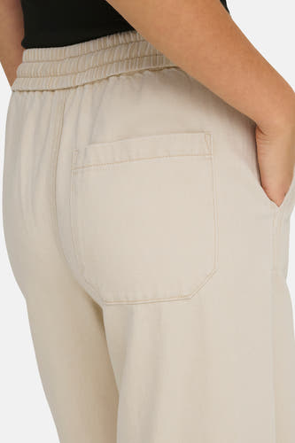 Pantalon écru de ONLY, avec taille élastique et poche arrière, gros plan.