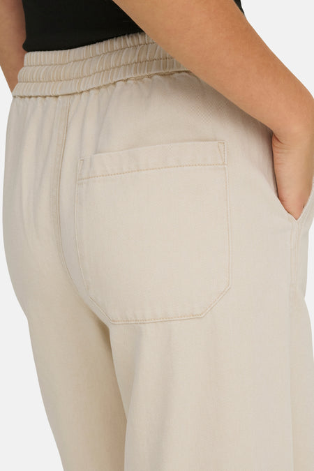 Pantalon écru de ONLY, avec taille élastique et poche arrière, gros plan.