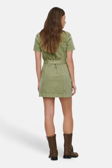 Robe verte à manches courtes ONLY®, avec ceinture et aspect délavé, vue de dos, associée à des bottes marron.