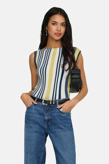 Haut multicolore sans manches de ONLY, avec des rayures verticales, combiné avec un jean bleu et un sac noir.