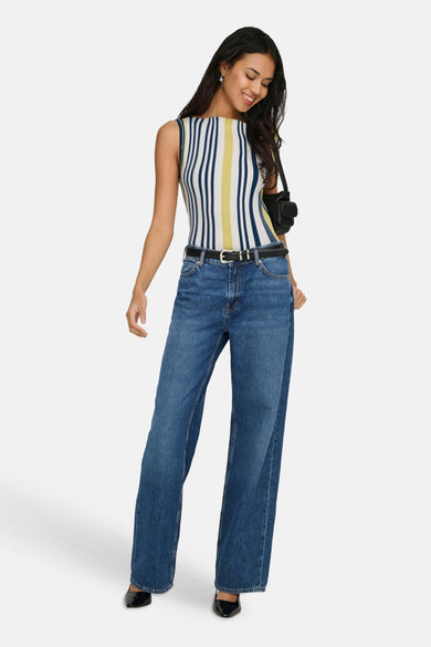 Multikleurige top zonder mouwen van ONLY, met verticale strepen, gecombineerd met blauwe jeans en een zwarte tas.