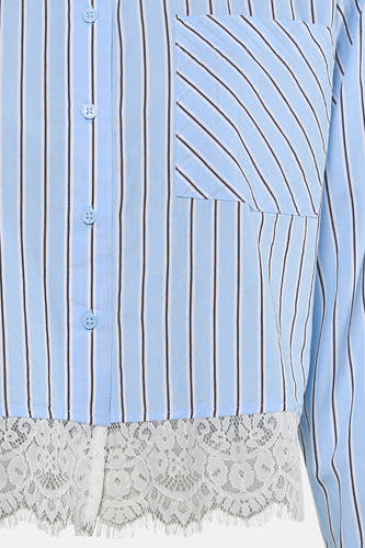 Chemise rayée bleue à manches longues de ONLY, finie avec de la dentelle blanche à l'ourlet et une poche poitrine.